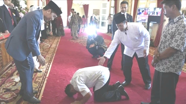 Sujud Jokowi